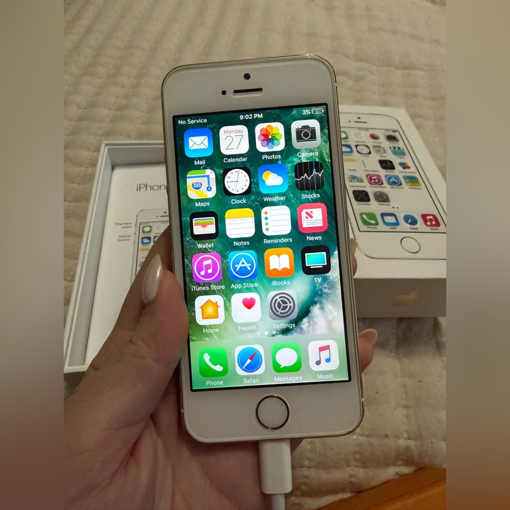 Apple iPhone 5s Gold w/Box